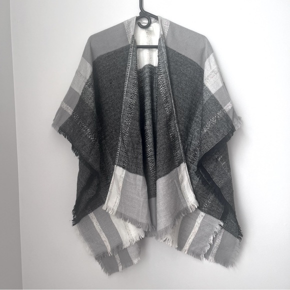 Francesca's Gray and White plaid Wrap OS Shaw - Picture 1 of 6